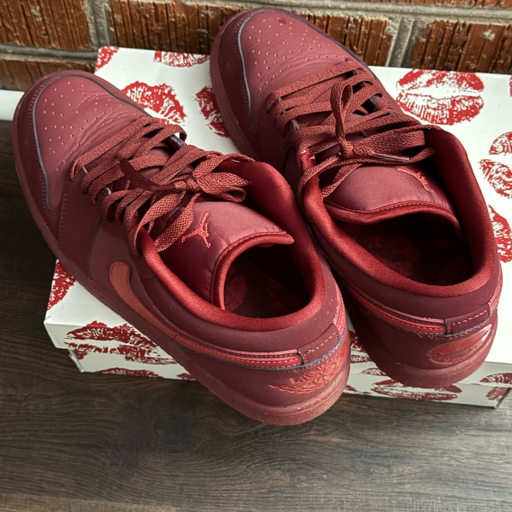 Jordan 1 Low SE "Team Red/Sierra Red" Women's Shoe - Picture 6 of 7
